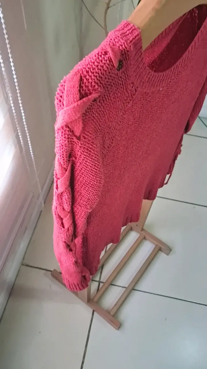 Suéter tejido rojo con detalles en hombros - 2