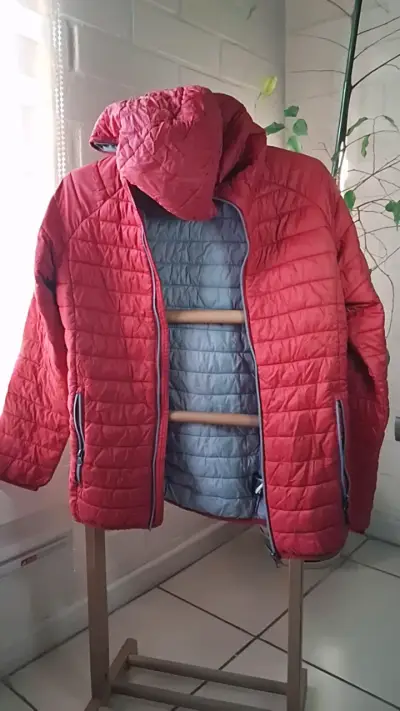 Chaqueta para niño acolchada roja con capucha - miniatura 1