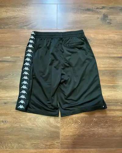Shorts deportivos negros Kappa con logo lateral - miniatura 2