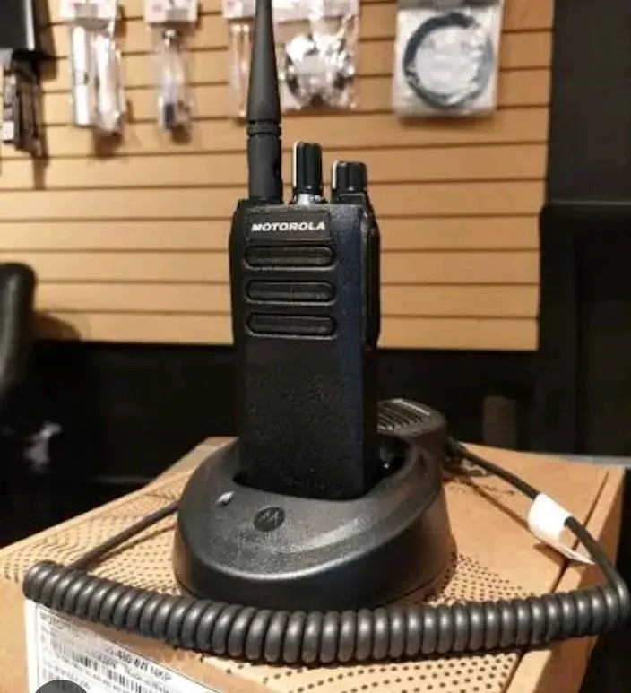 Radio portátil Motorola con cargador - 1