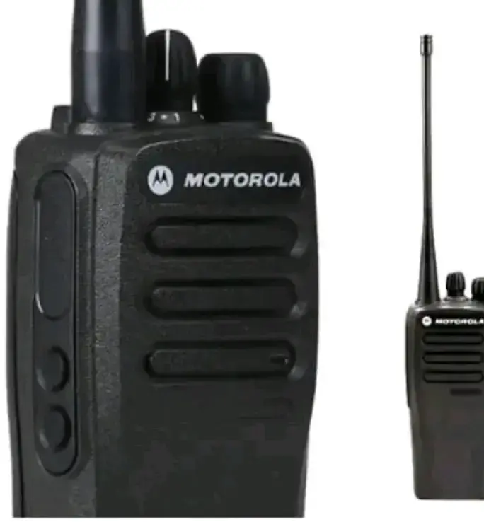 Radio portátil Motorola con cargador - 2
