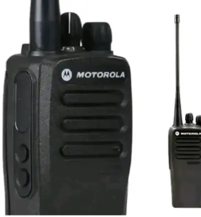 Radio portátil Motorola con cargador - miniatura 2