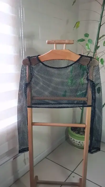 Top de malla y negro modernos - miniatura 1