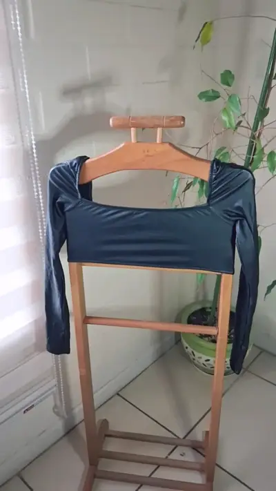 Top de malla y negro modernos - miniatura 2
