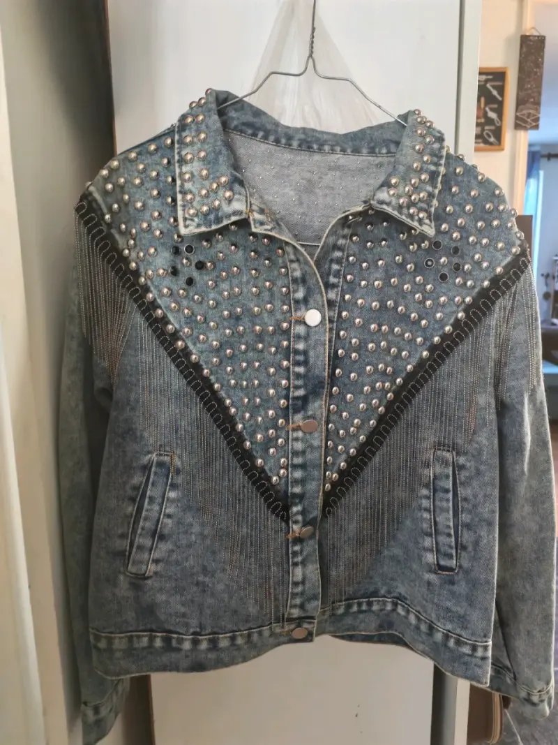 Chaqueta de mezclilla con tachas y flecos - 1