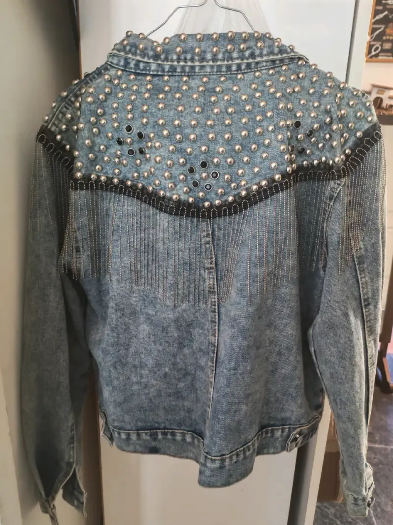 Chaqueta de mezclilla con tachas y flecos - 2