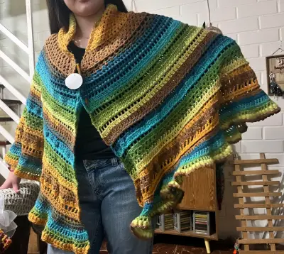 Poncho tejido a crochet multicolor para mujer - miniatura 1