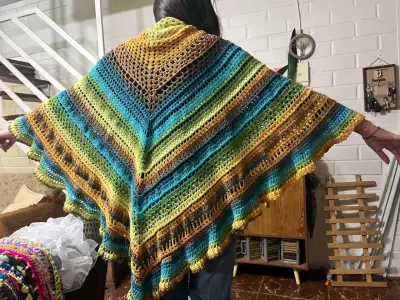Poncho tejido a crochet multicolor para mujer - miniatura 2