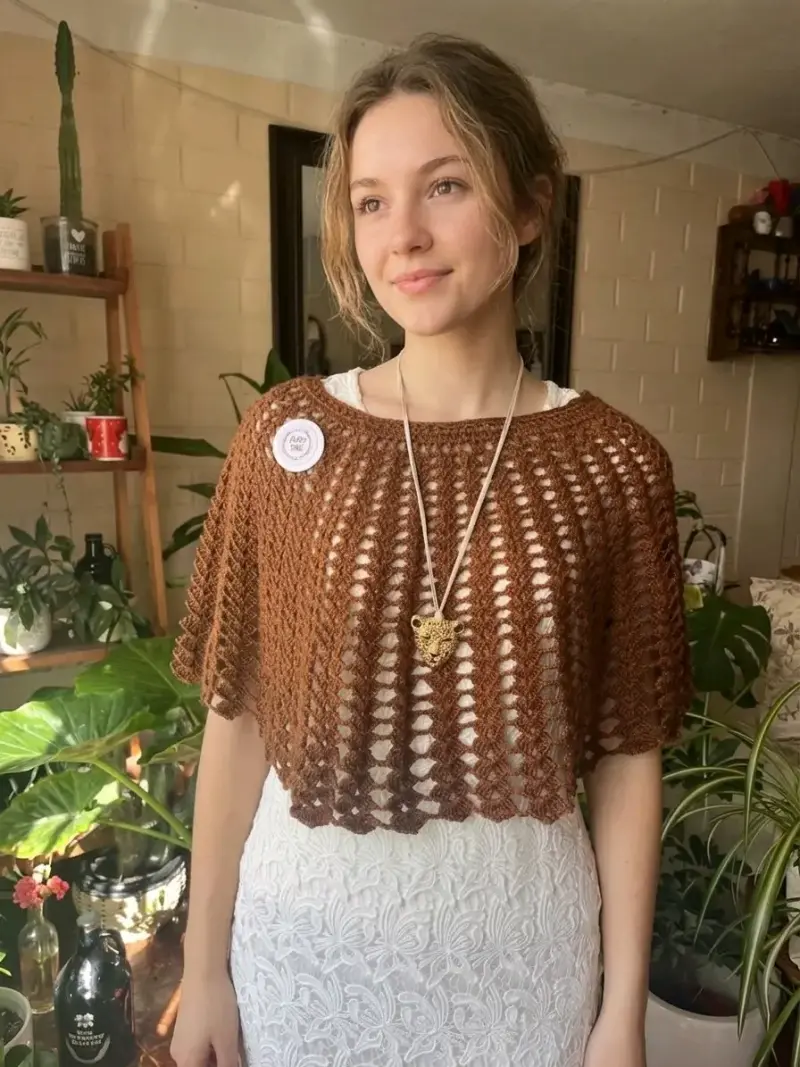 Poncho tejido a crochet color marrón - 2
