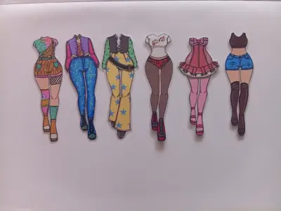 Set de muñecas con ropa intercambiable. - miniatura 2