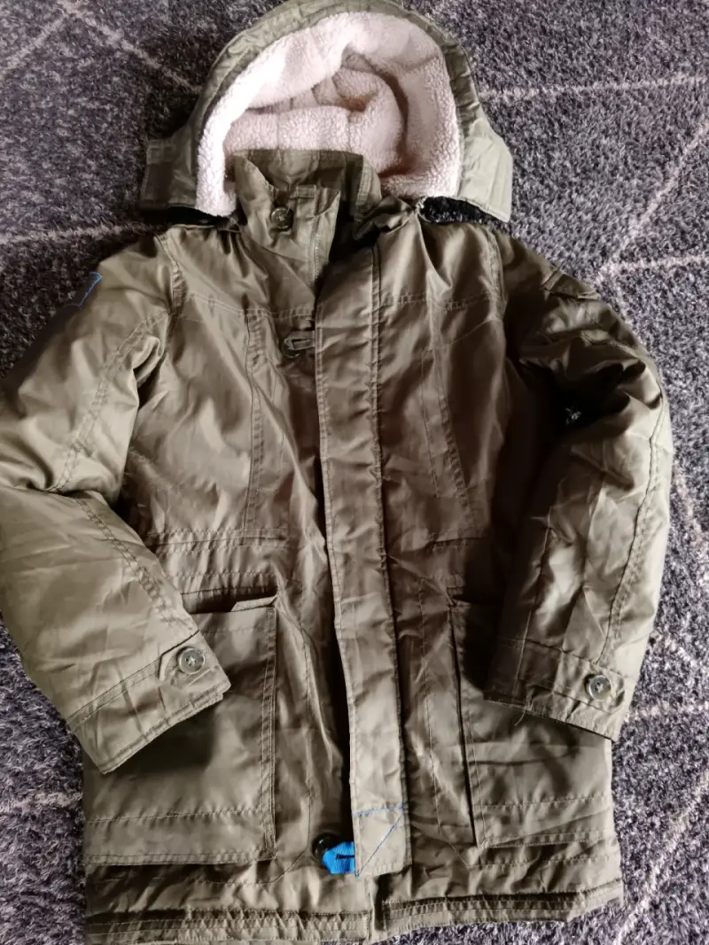 Parka verde con capucha forrada para invierno