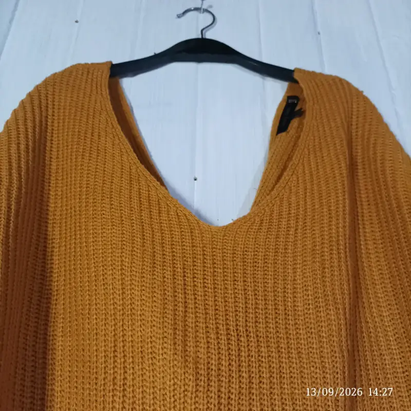 Suéter de punto mostaza con diseño cruzado - 3
