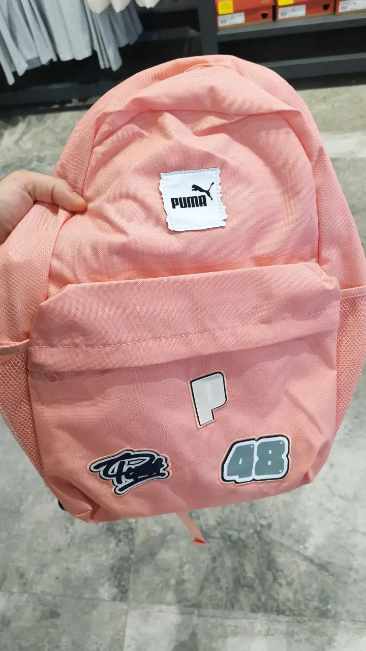 Mochila rosa Puma con parches decorativos