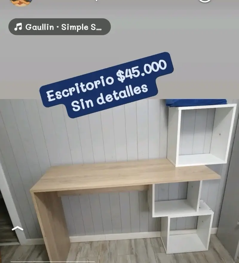 Escritorio moderno con estantes integrados