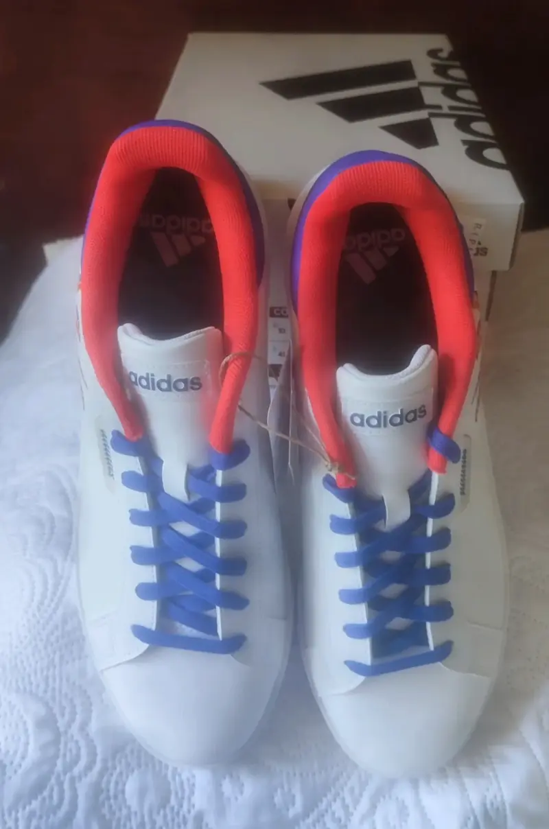 Zapatillas deportivas Adidas blancas con detalles rojos