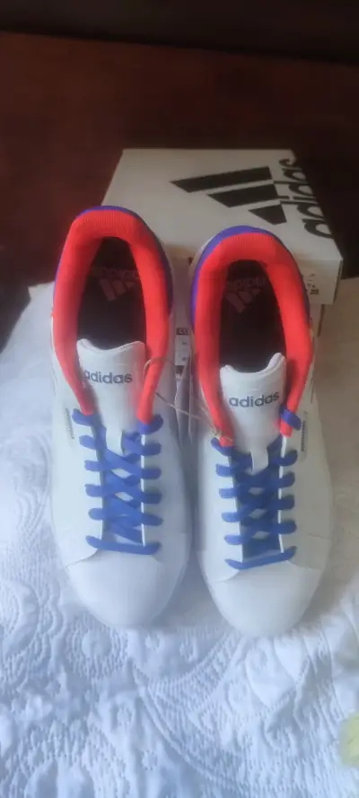 Zapatillas deportivas Adidas blancas con detalles rojos - miniatura 2