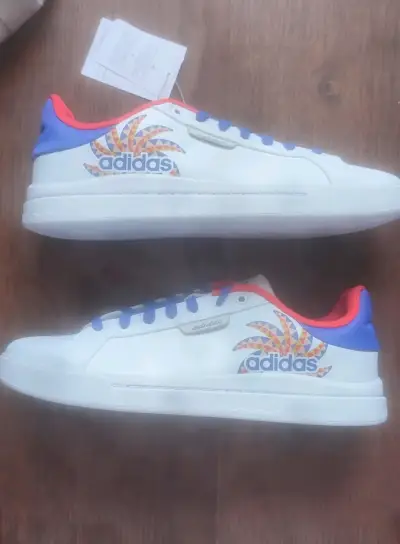 Zapatillas deportivas Adidas blancas con detalles rojos - miniatura 3