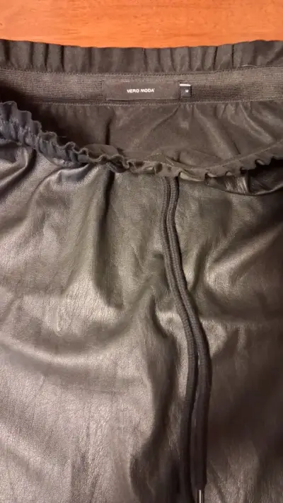 Falda corta negra de cuero sintético Vero Moda - miniatura 2