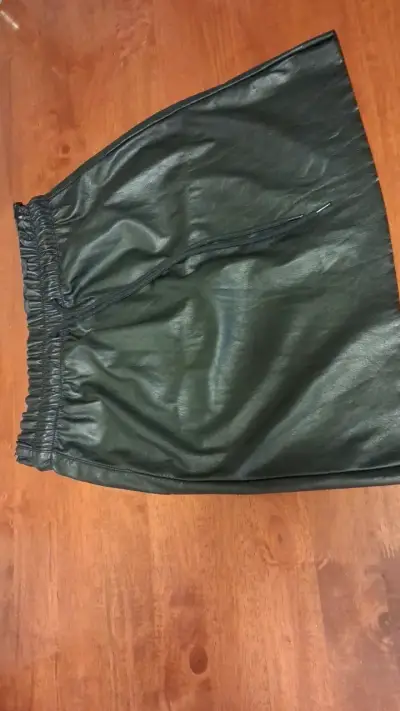 Falda corta negra de cuero sintético Vero Moda - miniatura 3