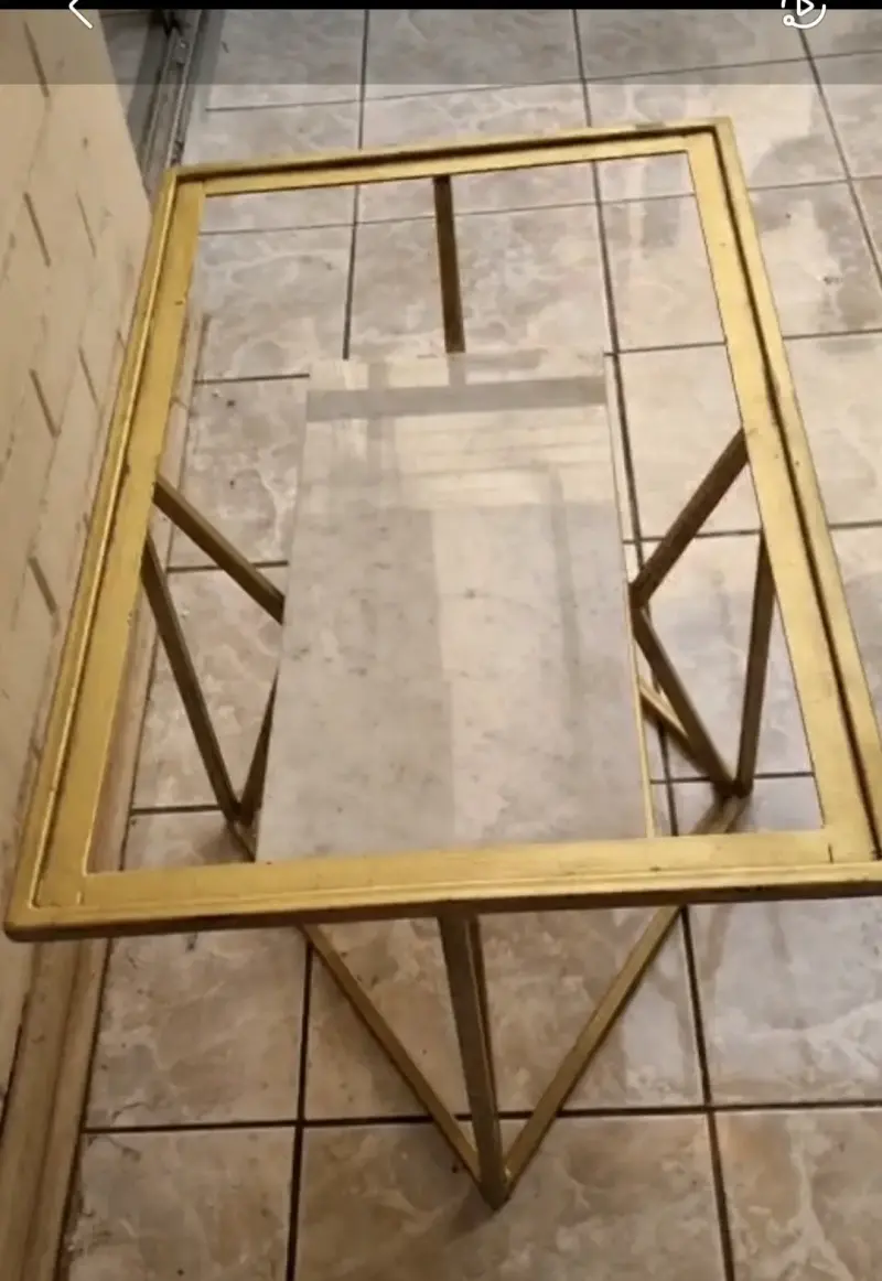 Mesa de centro dorada con vidrio y mármol - 1