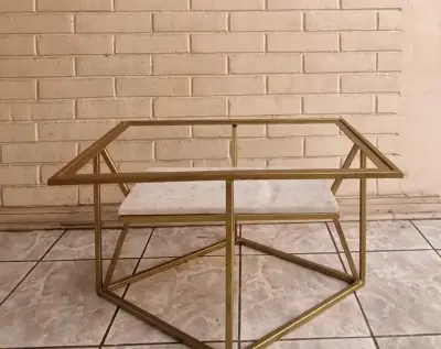 Mesa de centro dorada con vidrio y mármol - miniatura 2