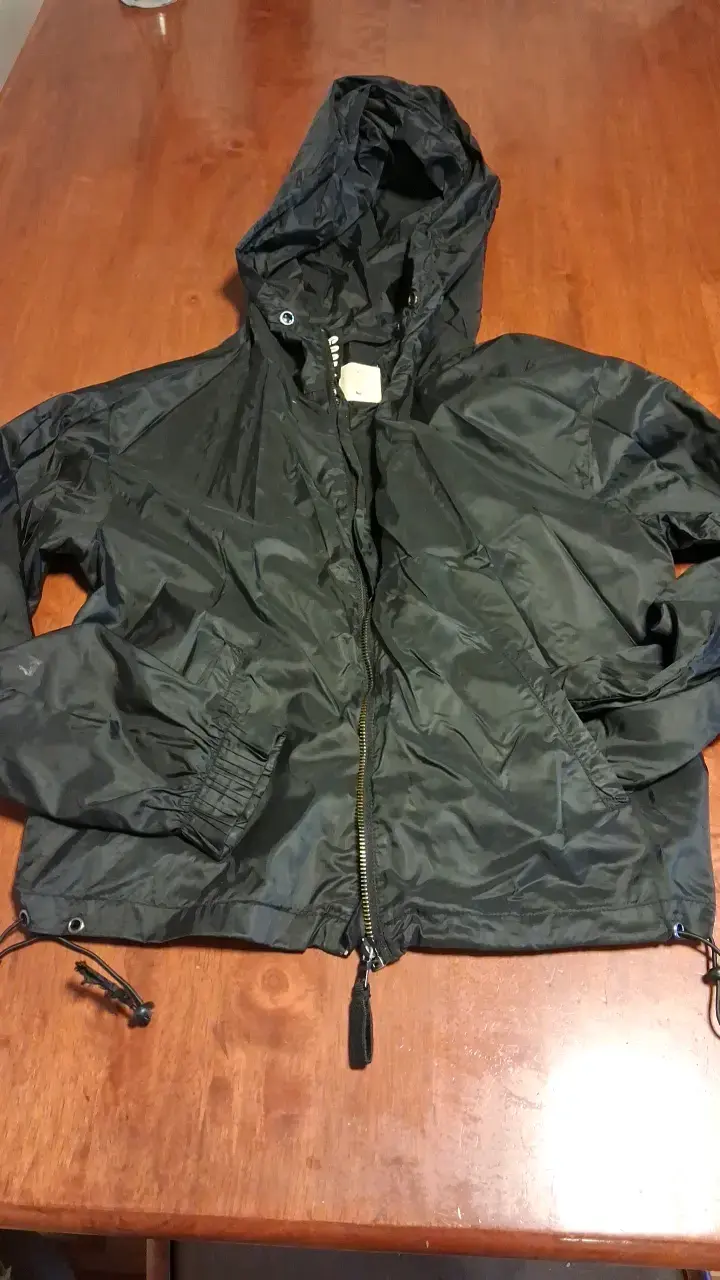Chaqueta cortaviento negra con capucha - 1