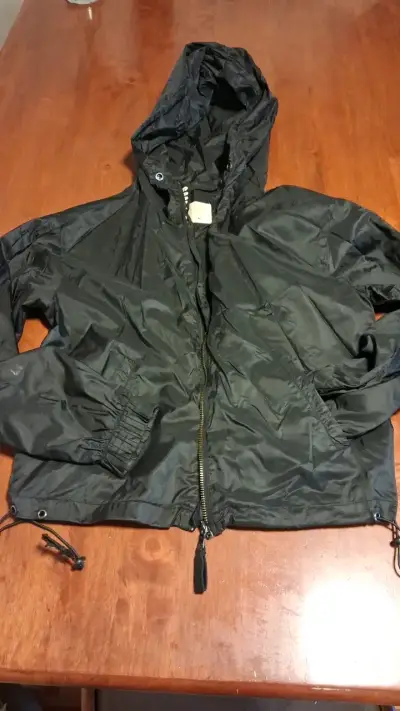 Chaqueta cortaviento negra con capucha - miniatura 1