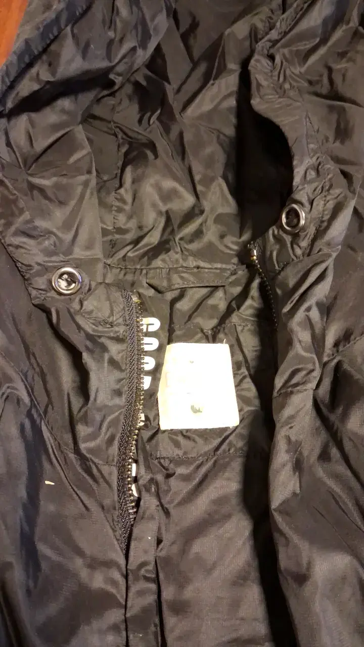 Chaqueta cortaviento negra con capucha - 2
