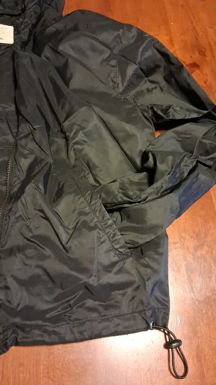 Chaqueta cortaviento negra con capucha - 3