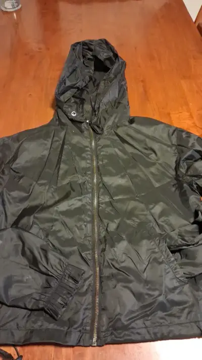 Chaqueta cortaviento negra con capucha - miniatura 4