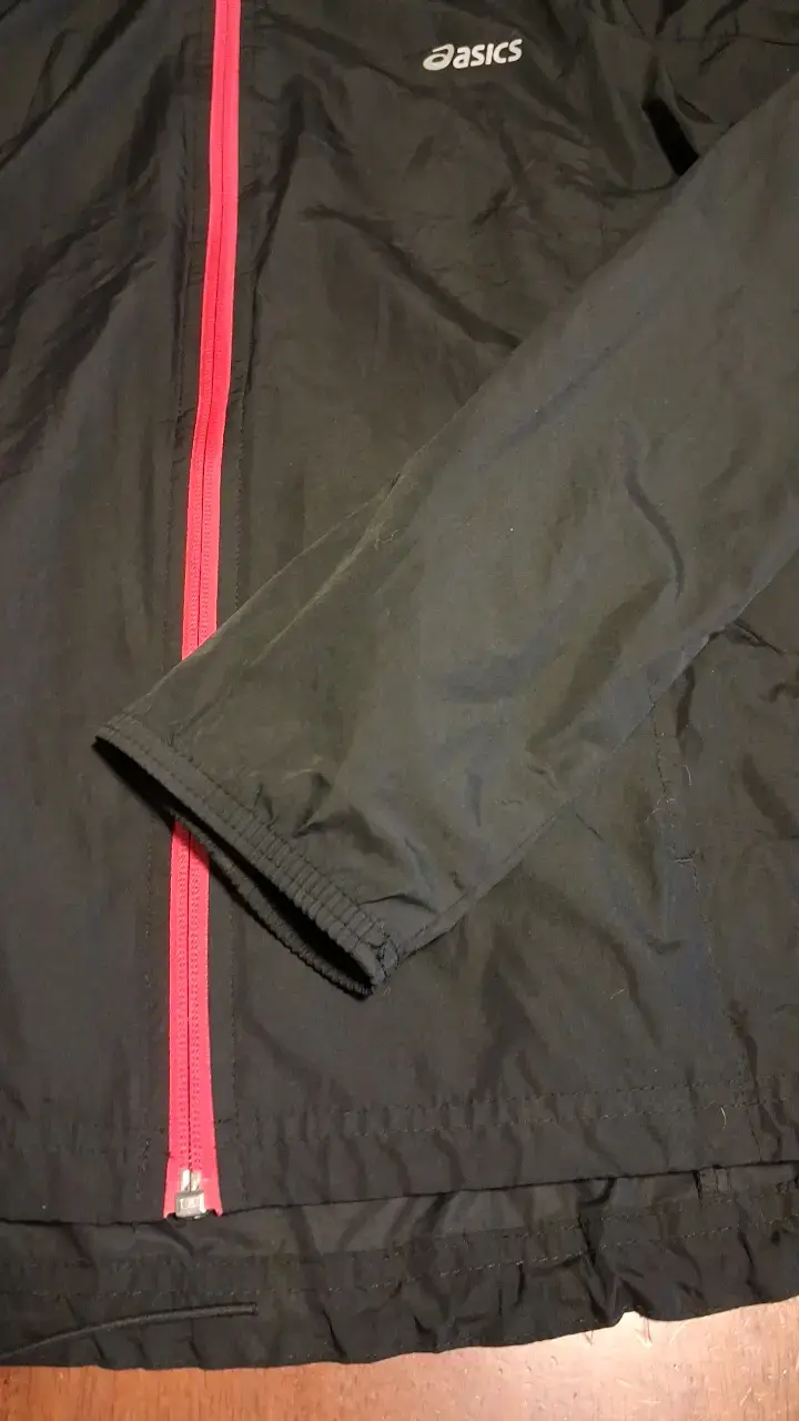Chaqueta deportiva negra Asics con cierre rojo - 3