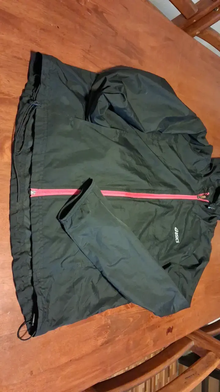 Chaqueta deportiva negra Asics con cierre rojo - 4