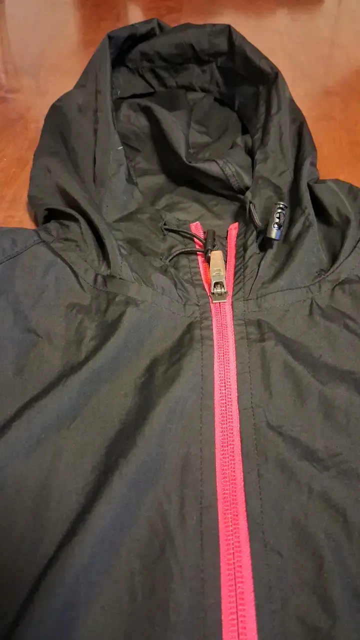 Chaqueta deportiva negra Asics con cierre rojo - 5