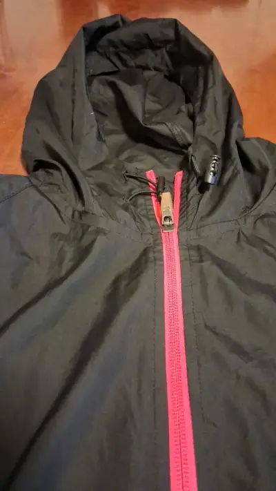 Chaqueta deportiva negra Asics con cierre rojo - miniatura 5