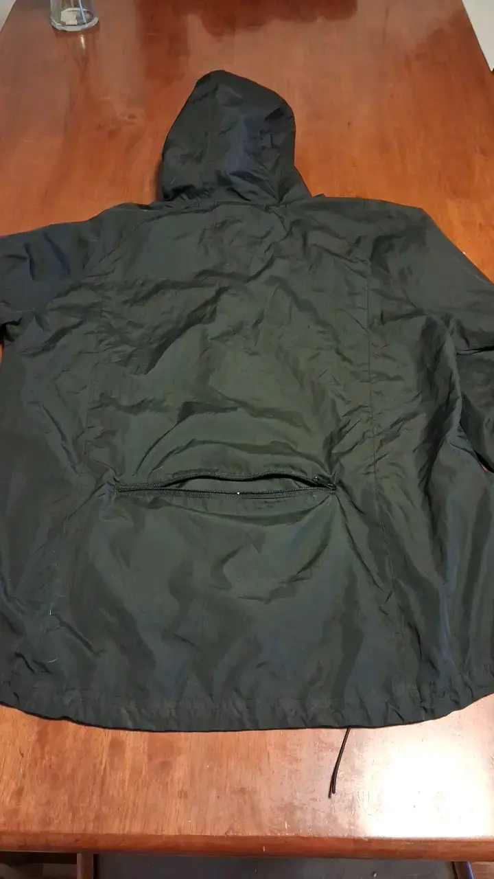 Chaqueta deportiva negra Asics con cierre rojo - 6