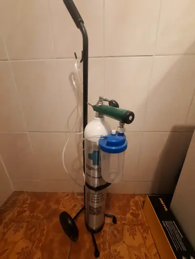 Cilindro de oxígeno portátil con carrito - miniatura 5