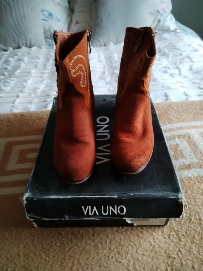 Botines de gamuza marrón Via Uno con detalles bordados - 1