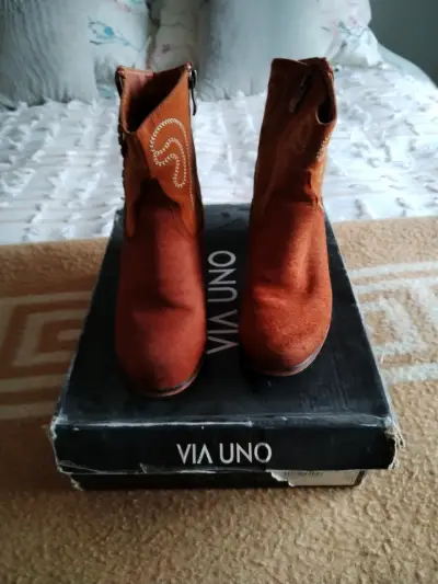 Botines de gamuza marrón Via Uno con detalles bordados - miniatura 1