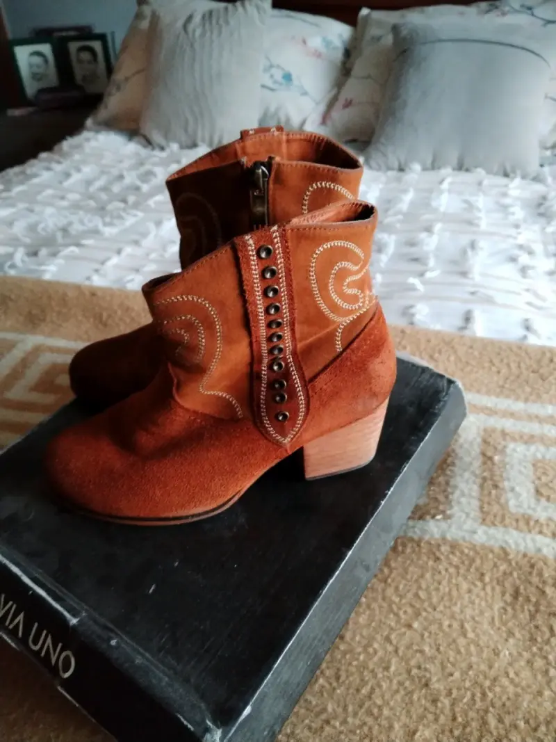 Botines de gamuza marrón Via Uno con detalles bordados - 2