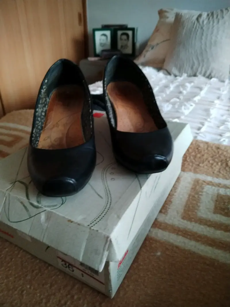 Botines de gamuza marrón Via Uno con detalles bordados - 4