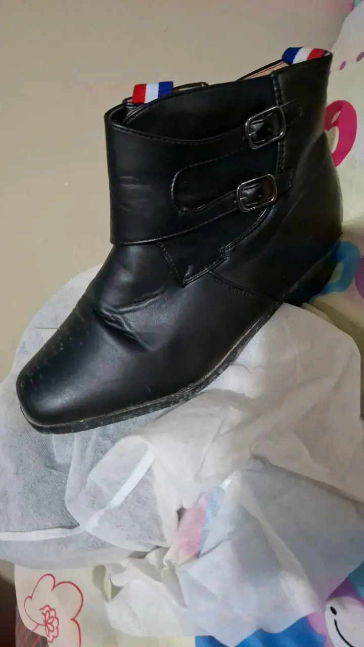 Botines negros de cuero con hebillas