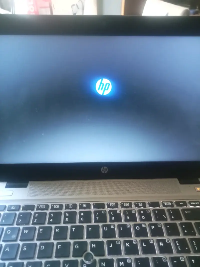 Notebook HP en buen estado con pantalla funcional - 1