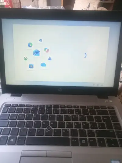 Notebook HP en buen estado con pantalla funcional - miniatura 2