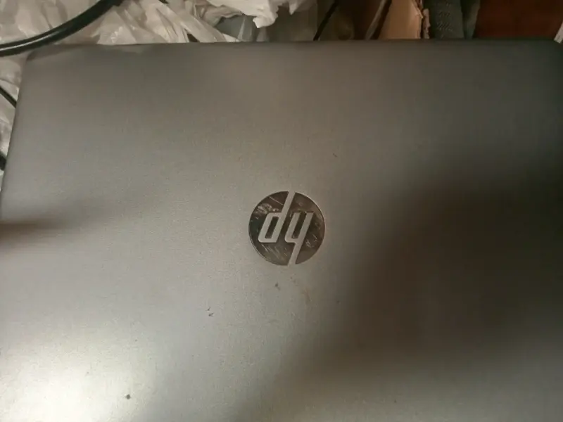 Notebook HP en buen estado con pantalla funcional - 3