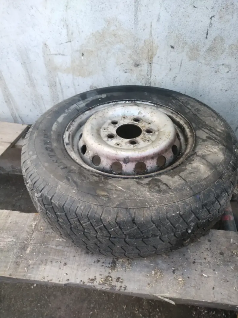 Llanta con neumático 225/70R15C usado - 1