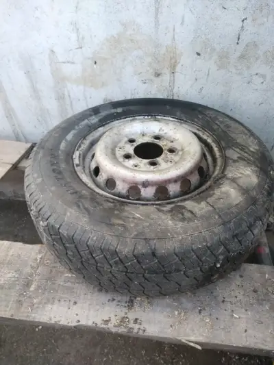 Llanta con neumático 225/70R15C usado - miniatura 1