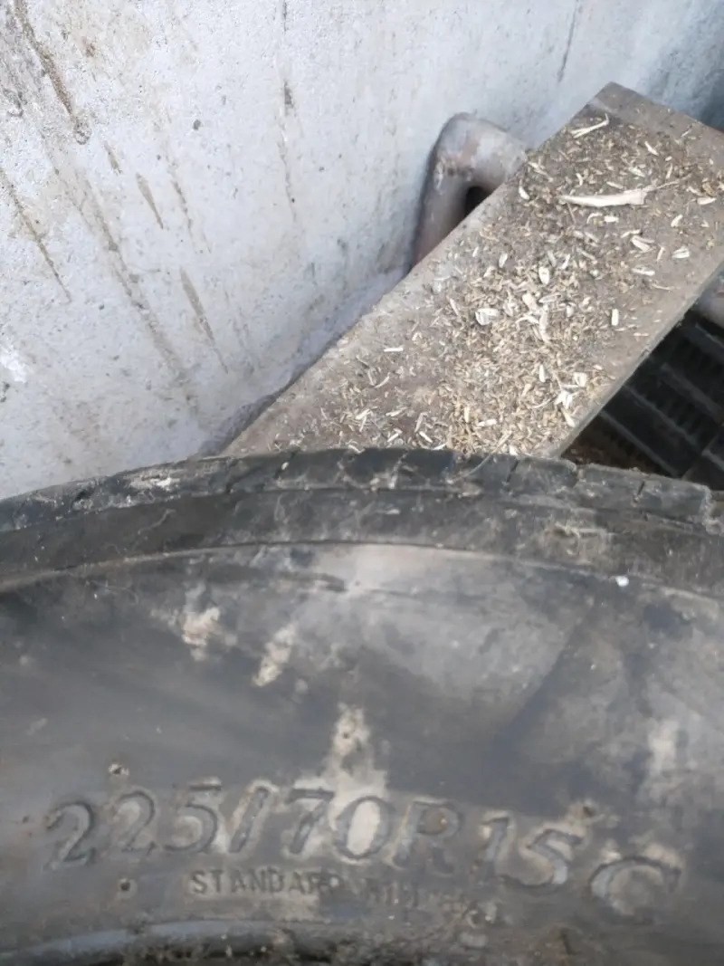 Llanta con neumático 225/70R15C usado - 2
