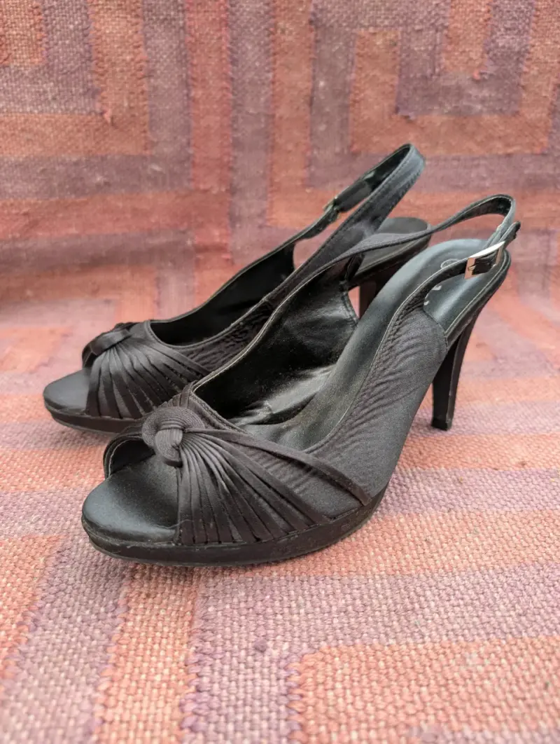Sandalias de Tacón Negro con Diseño Elegante - 1