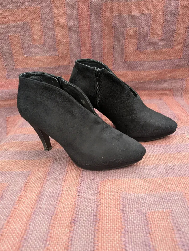 Sandalias de Tacón Negro con Diseño Elegante - 2