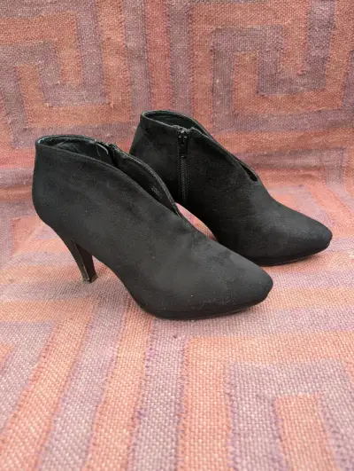 Sandalias de Tacón Negro con Diseño Elegante - miniatura 2